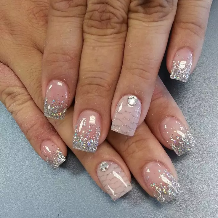 Gel manicure Laca con paillettes (93 foto): Design di unghie nere e rosse con uno shimmer di stretching. Come imporre scintille rosa o trasparenti? 24233_32