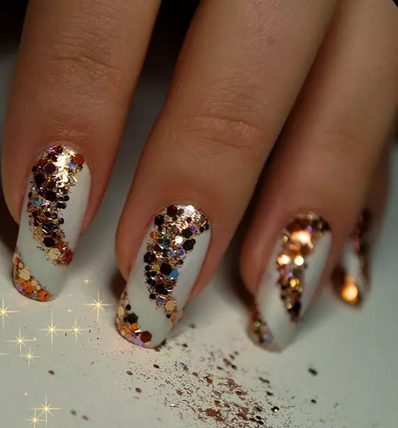 Gel manicure Laca con paillettes (93 foto): Design di unghie nere e rosse con uno shimmer di stretching. Come imporre scintille rosa o trasparenti? 24233_33