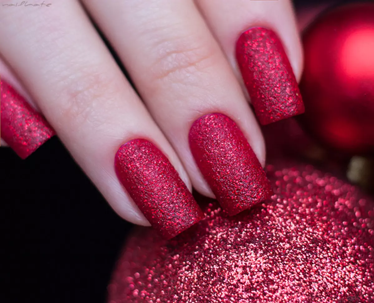 Gel manicure Laca con paillettes (93 foto): Design di unghie nere e rosse con uno shimmer di stretching. Come imporre scintille rosa o trasparenti? 24233_34