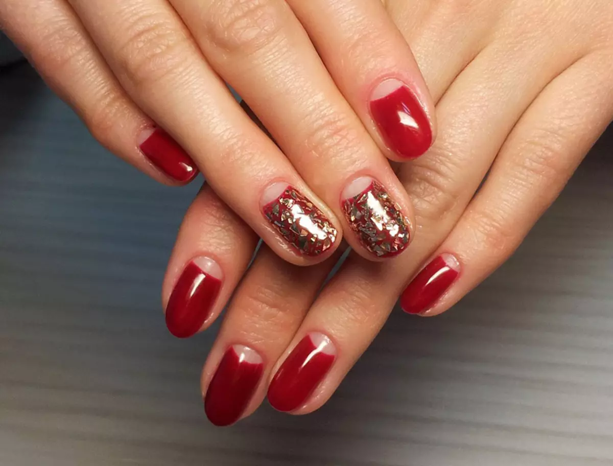 Gel manicure Laca con paillettes (93 foto): Design di unghie nere e rosse con uno shimmer di stretching. Come imporre scintille rosa o trasparenti? 24233_35