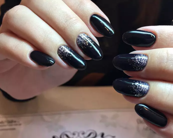 Manicure Gel laca ka Sequin (linepe tse 93): Boqapi ba lipekere tse ntšo le tse khubelu ka shimmer e otlolohileng. Mokhoa oa ho kenya lifaha tse tala tse takiloeng kapa tse hlakileng? 24233_40