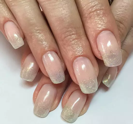 Manicure gel laca ກັບ sequins (93 ຮູບພາບ): ການອອກແບບເລັບດໍາແລະສີແດງທີ່ມີ shimmer stretching. ວິທີການບັງຄັບ sparkles ສີບົວຫຼືໂປ່ງໃສ? 24233_42