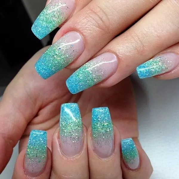 Manicure gel laca ກັບ sequins (93 ຮູບພາບ): ການອອກແບບເລັບດໍາແລະສີແດງທີ່ມີ shimmer stretching. ວິທີການບັງຄັບ sparkles ສີບົວຫຼືໂປ່ງໃສ? 24233_47