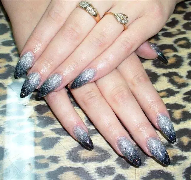 Gel de manicura Laca con lantejoulas (93 fotos): deseño de uñas negras e vermellas cun estiramento brillante. Como impoñer brillos rosa ou transparente? 24233_48