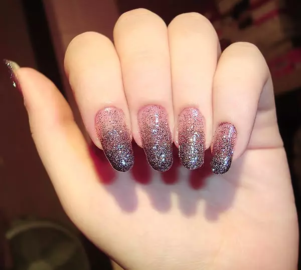 Gel Manicure Laca dengan Sequins (93 Foto): Reka bentuk kuku hitam dan merah dengan peregangan regangan. Bagaimana untuk mengenakan kilauan merah jambu atau telus? 24233_49