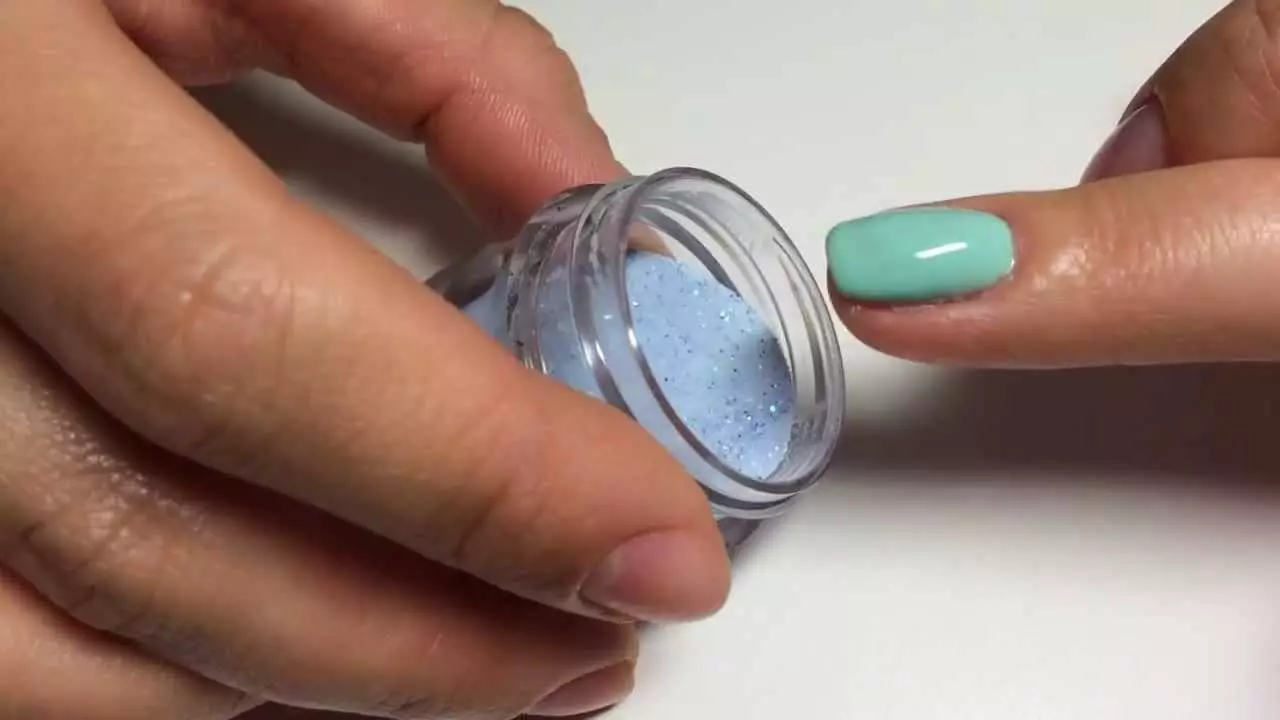 Manicure Gel Laca nga adunay Seequins (93 Mga Litrato): Design sa Itom ug Pula nga Mga Kalansang nga adunay usa ka nag-inat nga shimmer. Giunsa pagpahamtang ang pink o transparent sparkles? 24233_52