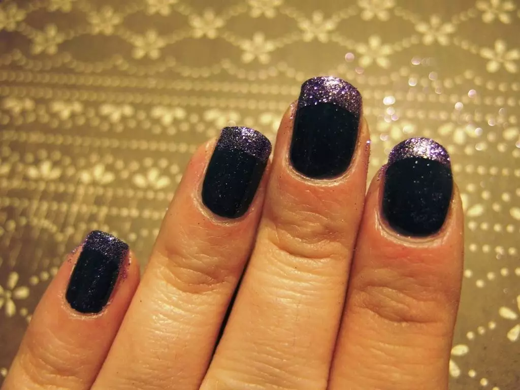 Manicure gel laca ກັບ sequins (93 ຮູບພາບ): ການອອກແບບເລັບດໍາແລະສີແດງທີ່ມີ shimmer stretching. ວິທີການບັງຄັບ sparkles ສີບົວຫຼືໂປ່ງໃສ? 24233_70