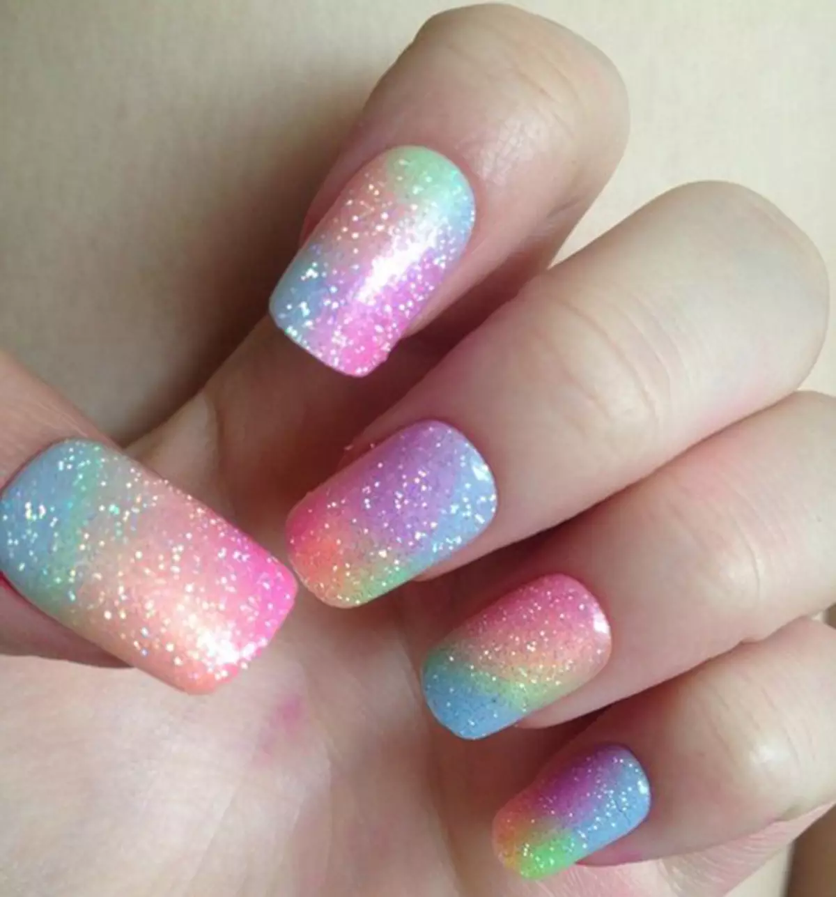 Manicure gel laca ກັບ sequins (93 ຮູບພາບ): ການອອກແບບເລັບດໍາແລະສີແດງທີ່ມີ shimmer stretching. ວິທີການບັງຄັບ sparkles ສີບົວຫຼືໂປ່ງໃສ? 24233_76