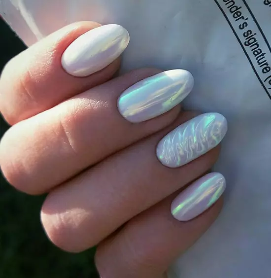 Manicura Gel Laca amb lluentons (93 fotos): Disseny d'ungles de color negre i vermell amb un brillantor d'estirament. Com imposar brillants rosats o transparents? 24233_78