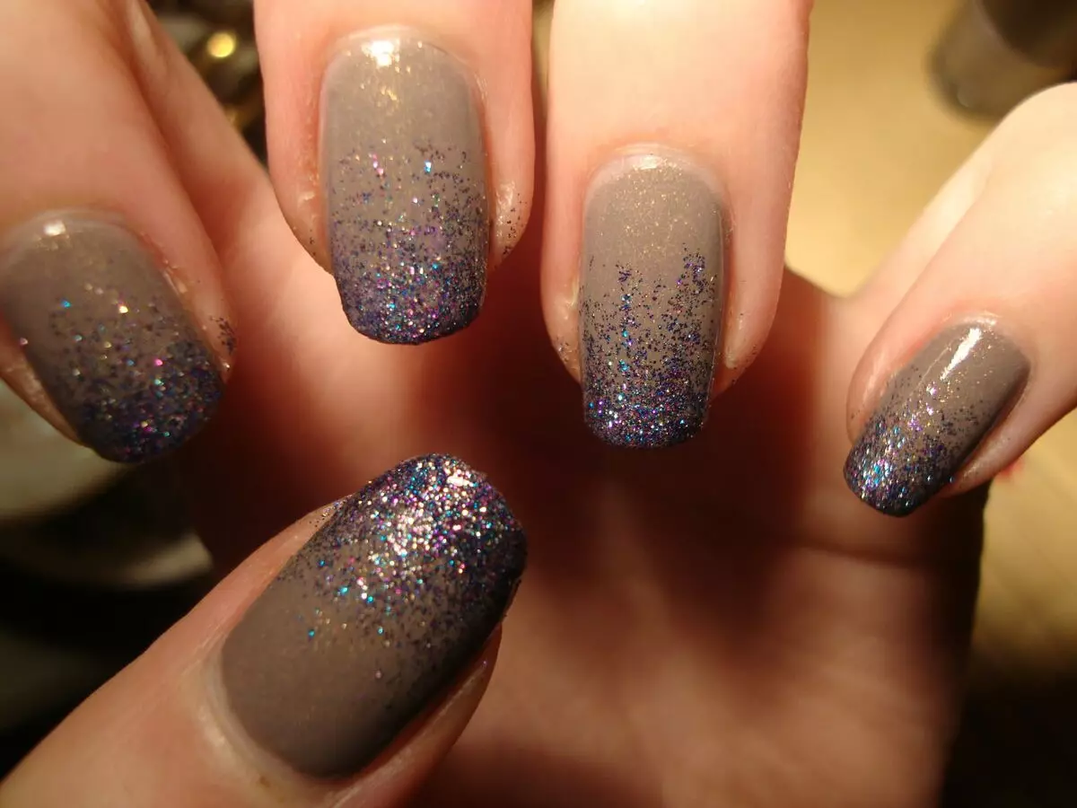 Manicure gel laca ກັບ sequins (93 ຮູບພາບ): ການອອກແບບເລັບດໍາແລະສີແດງທີ່ມີ shimmer stretching. ວິທີການບັງຄັບ sparkles ສີບົວຫຼືໂປ່ງໃສ? 24233_8