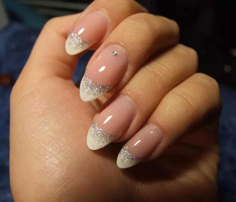 Manicure gel Laca na sequins (93 foto): imewe nke oji na-acha uhie uhie na shimmer. Kedu otu esi etinye akwụkwọ pink ma ọ bụ transperent? 24233_80