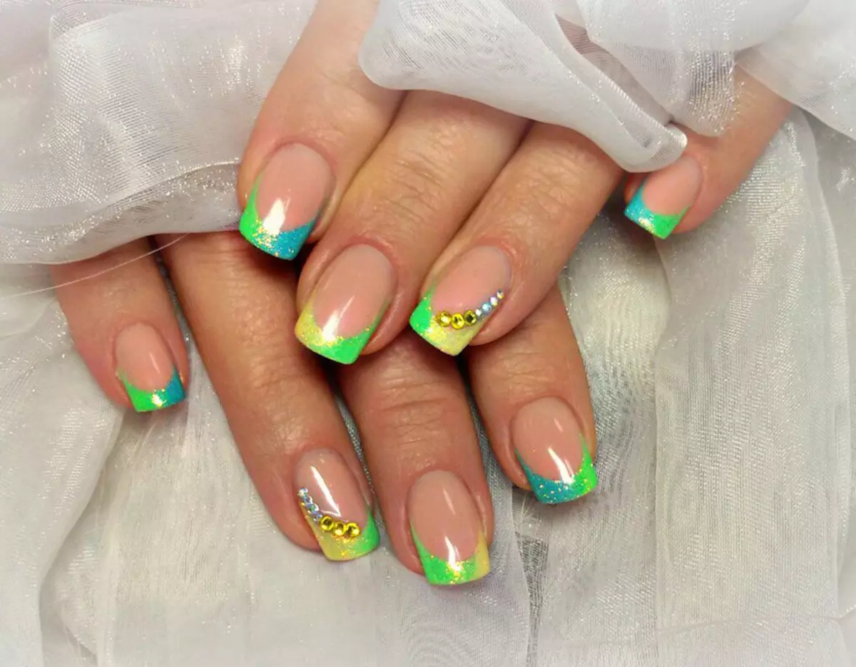 Manicure Gel Laca met Sequins (93 foto's): Ontwerp van swart en rooi naels met 'n strek blink. Hoe om pienk of deursigtige skitter lê? 24233_81