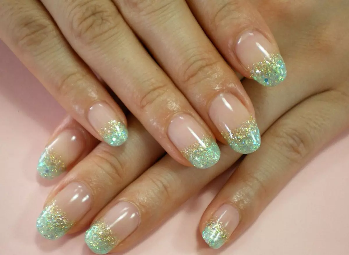 Manicura Gel Laca amb lluentons (93 fotos): Disseny d'ungles de color negre i vermell amb un brillantor d'estirament. Com imposar brillants rosats o transparents? 24233_82