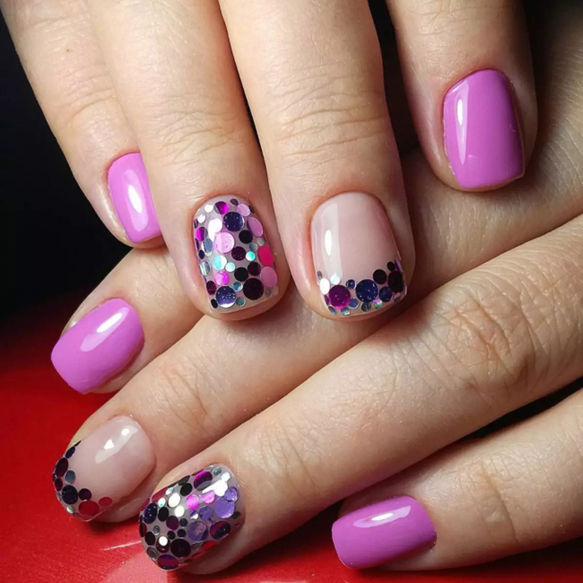 Gel manicure Laca con paillettes (93 foto): Design di unghie nere e rosse con uno shimmer di stretching. Come imporre scintille rosa o trasparenti? 24233_83