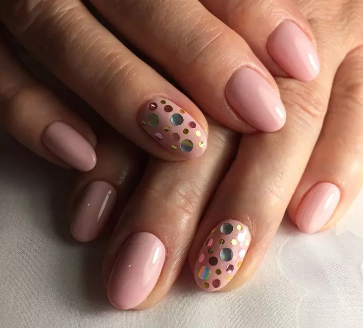 Manicure Gel Laca med Sequins (93 bilder): Design av svarte og røde negler med en strekkende glimmer. Hvordan pålegge rosa eller gjennomsiktige glitrer? 24233_84