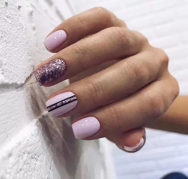 Manicure Gel Laca med Sequins (93 bilder): Design av svarte og røde negler med en strekkende glimmer. Hvordan pålegge rosa eller gjennomsiktige glitrer? 24233_86