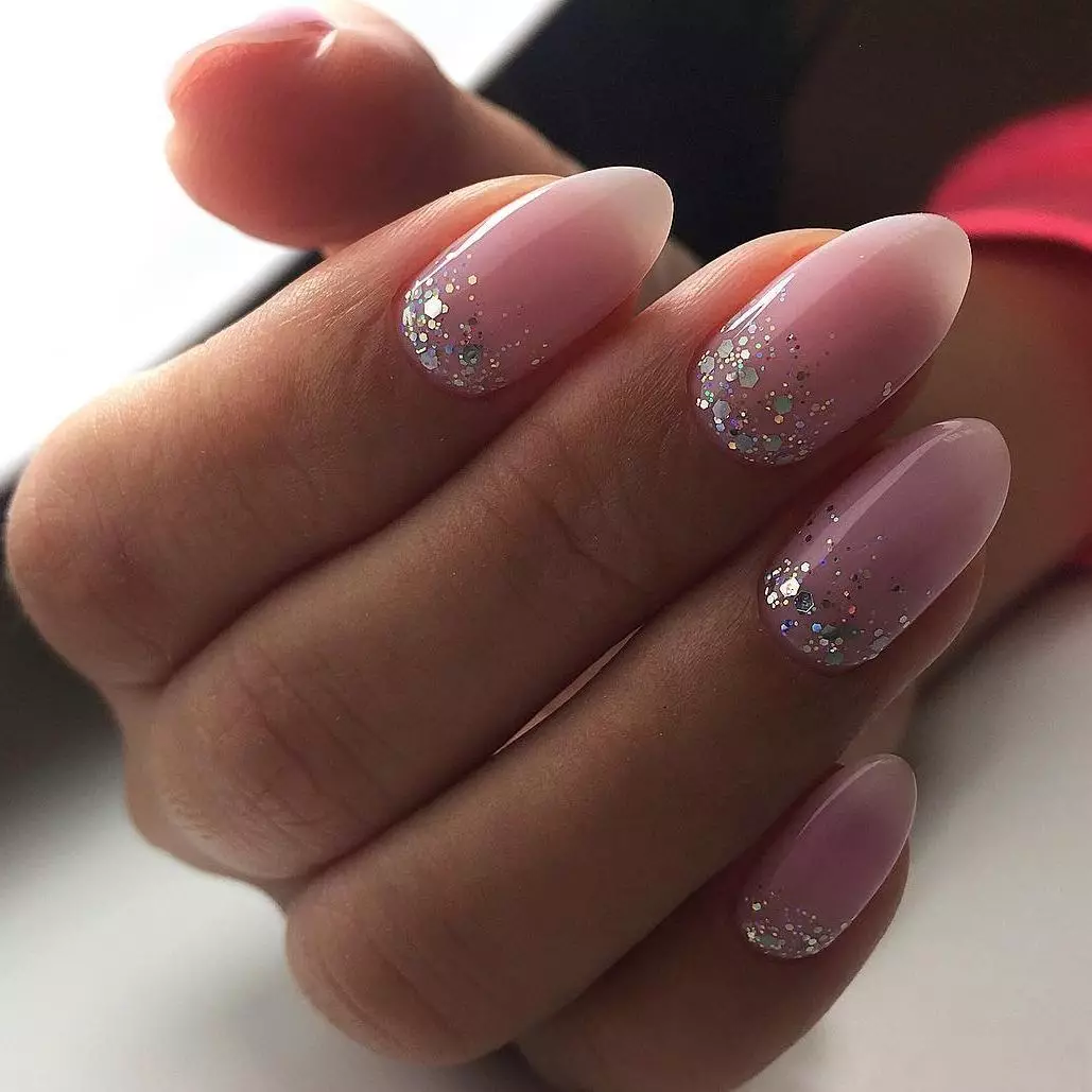 Manicura Gel Laca amb lluentons (93 fotos): Disseny d'ungles de color negre i vermell amb un brillantor d'estirament. Com imposar brillants rosats o transparents? 24233_91