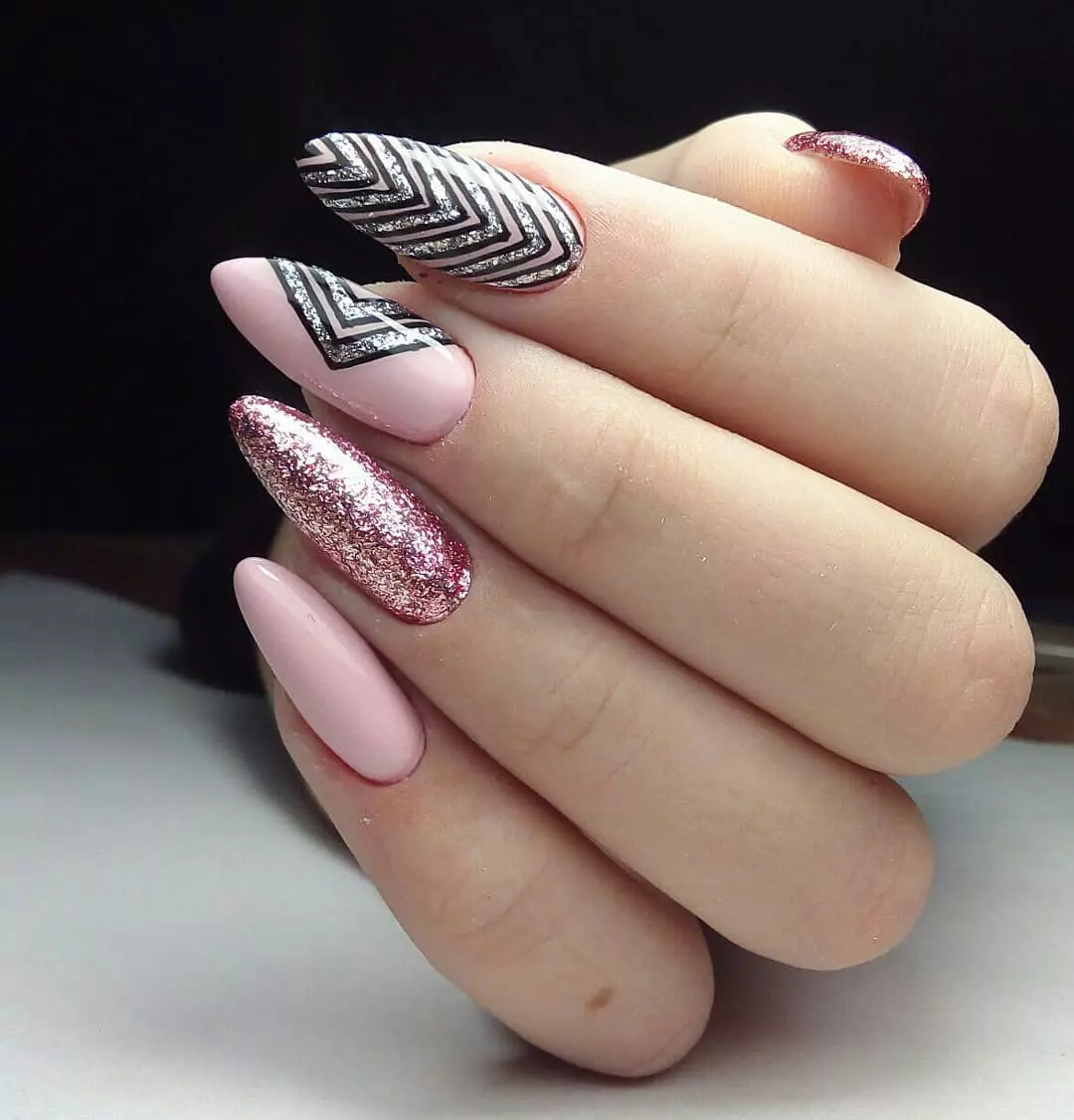 Manicure Gel Laca med Sequins (93 bilder): Design av svarte og røde negler med en strekkende glimmer. Hvordan pålegge rosa eller gjennomsiktige glitrer? 24233_93