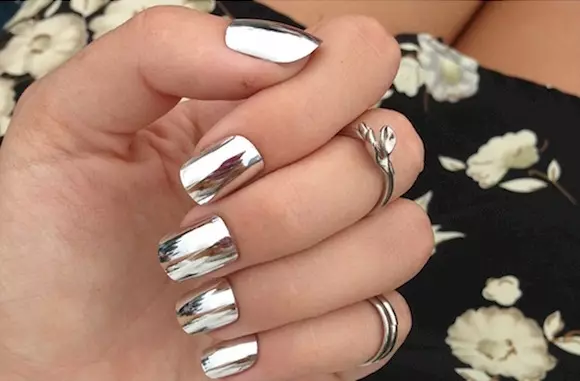 Manicura con xemelgo laca de xiper (91 fotos): como usar o wipping en barniz negro ou branco? Deseño de manicura vermella e rosa 24237_11