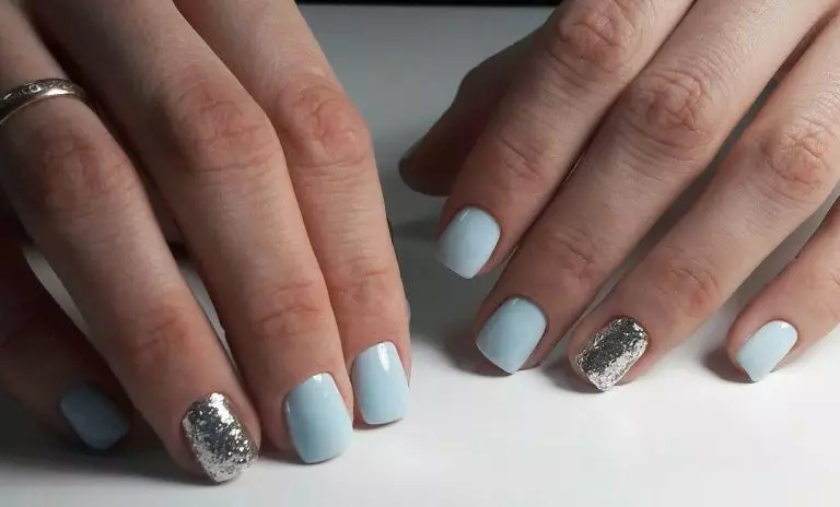 Manicura con xemelgo laca de xiper (91 fotos): como usar o wipping en barniz negro ou branco? Deseño de manicura vermella e rosa 24237_45