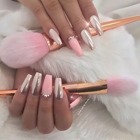 Manicura con xemelgo laca de xiper (91 fotos): como usar o wipping en barniz negro ou branco? Deseño de manicura vermella e rosa 24237_52