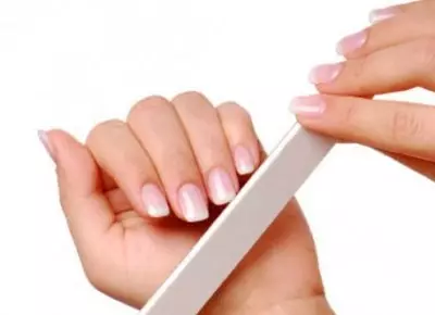 Manicure dengan pengeluar gel pengelap (91 foto): Bagaimana menggunakan mengelap pada varnis hitam atau putih? Reka bentuk manicure merah dan merah jambu 24237_60