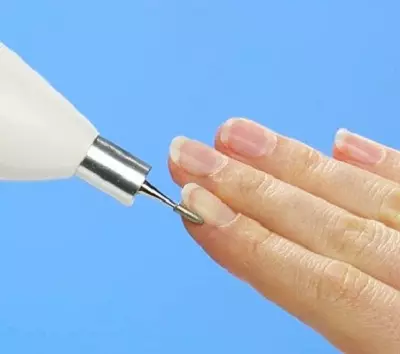 WIPER GELL LACQUER-тай хамт manicure (91 зураг): Хар эсвэл цагаан лак дээр арчигч ашиглах вэ? Улаан, ягаан өнгийн маникюр зохиох 24237_61