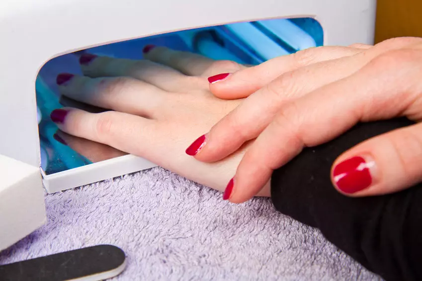 WIPER GELL LACQUER-тай хамт manicure (91 зураг): Хар эсвэл цагаан лак дээр арчигч ашиглах вэ? Улаан, ягаан өнгийн маникюр зохиох 24237_64