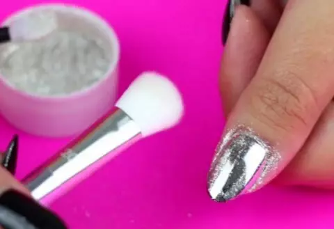 Manicura con xemelgo laca de xiper (91 fotos): como usar o wipping en barniz negro ou branco? Deseño de manicura vermella e rosa 24237_67