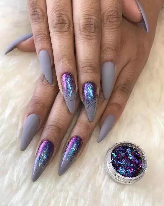 Manicura con xemelgo laca de xiper (91 fotos): como usar o wipping en barniz negro ou branco? Deseño de manicura vermella e rosa 24237_78