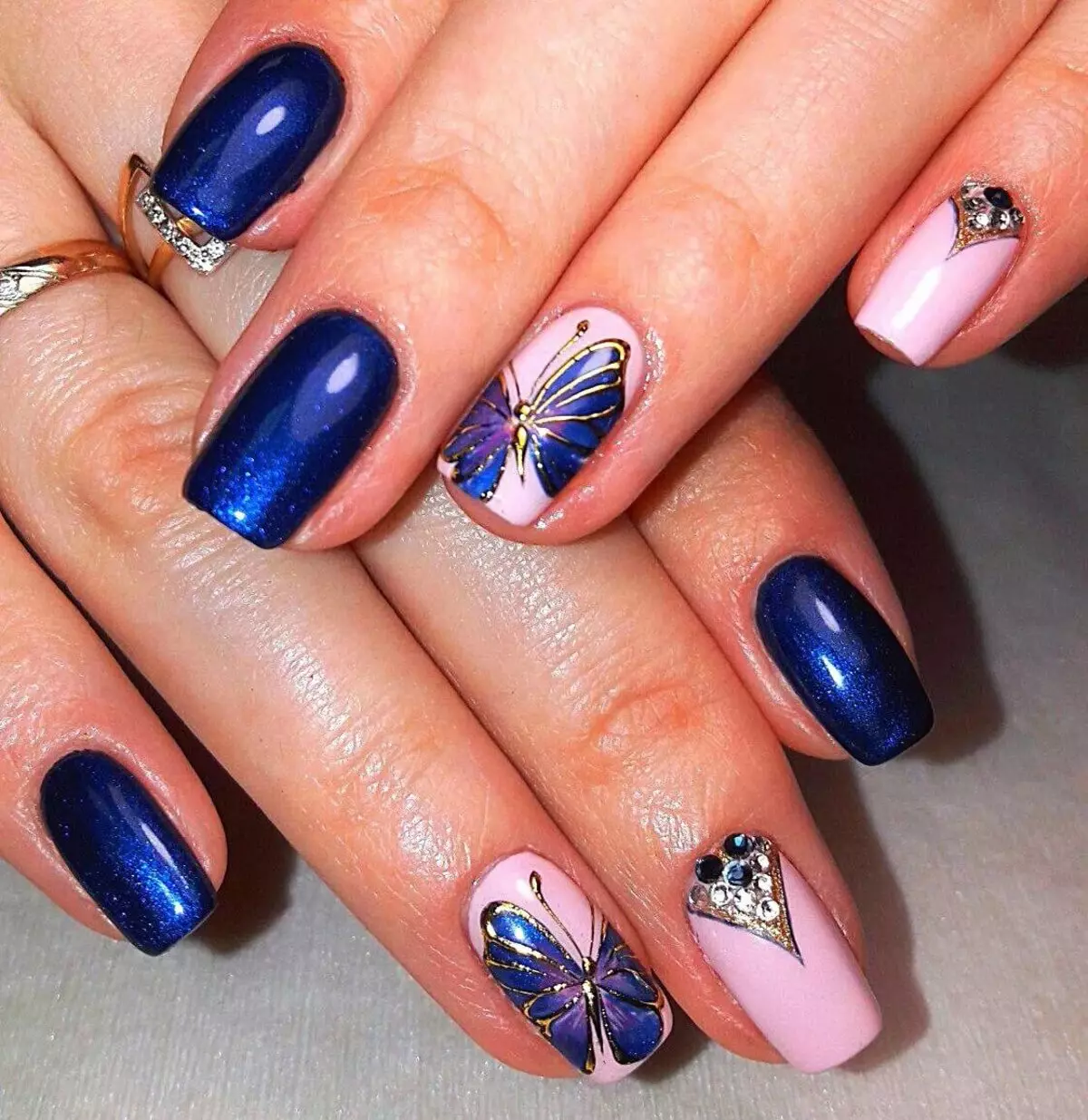 Гелевый маникюр ногтей. Красивые синие ногти. Маникюр с бабочками. Маникюр с синими бабочками. Красивые ногти гель.