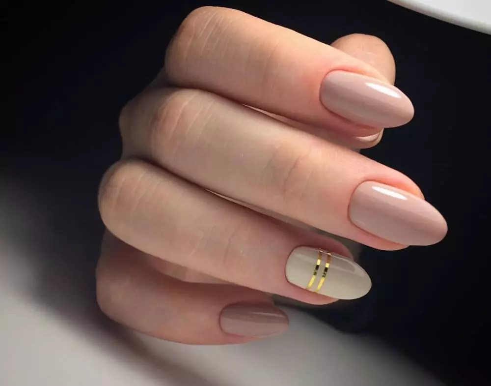 Дизайн нігтів гель-лаком восени 2021 (74 фото): ідеї та кольору осіннього манікюру, новинки відтінків покриття, популярна тематика в дизайні 24244_17