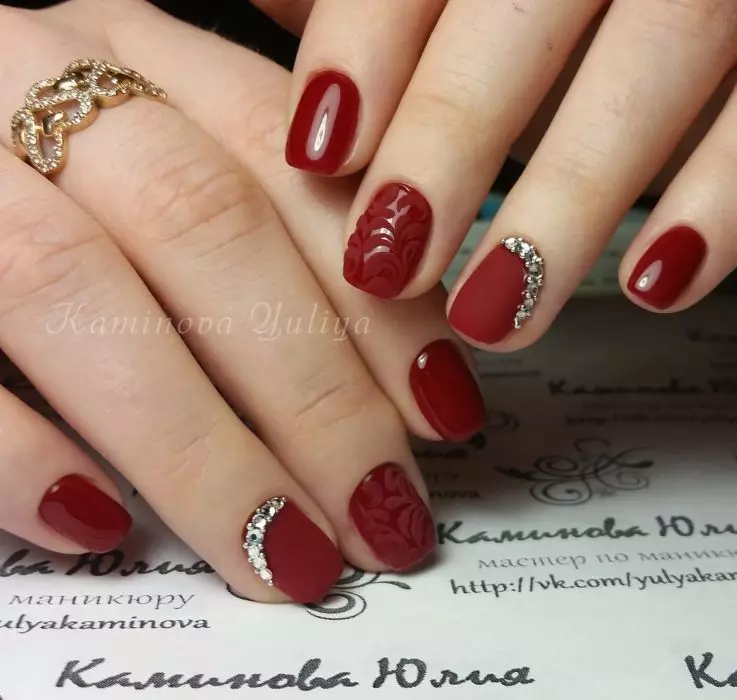 Dhizaini yechiuto neGel Lacquer in autumn 2021 (74 photos): mazano uye mavara ezvekutakura manicure, malubties mimvuri yekubatanidza, misoro inozivikanwa mukugadzirwa 24244_20