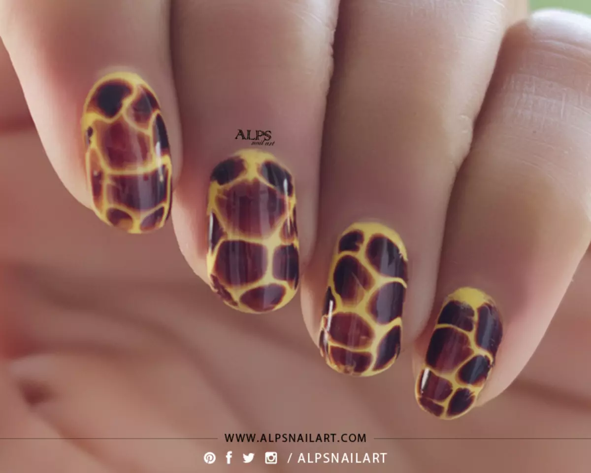 Жираф на ногтях