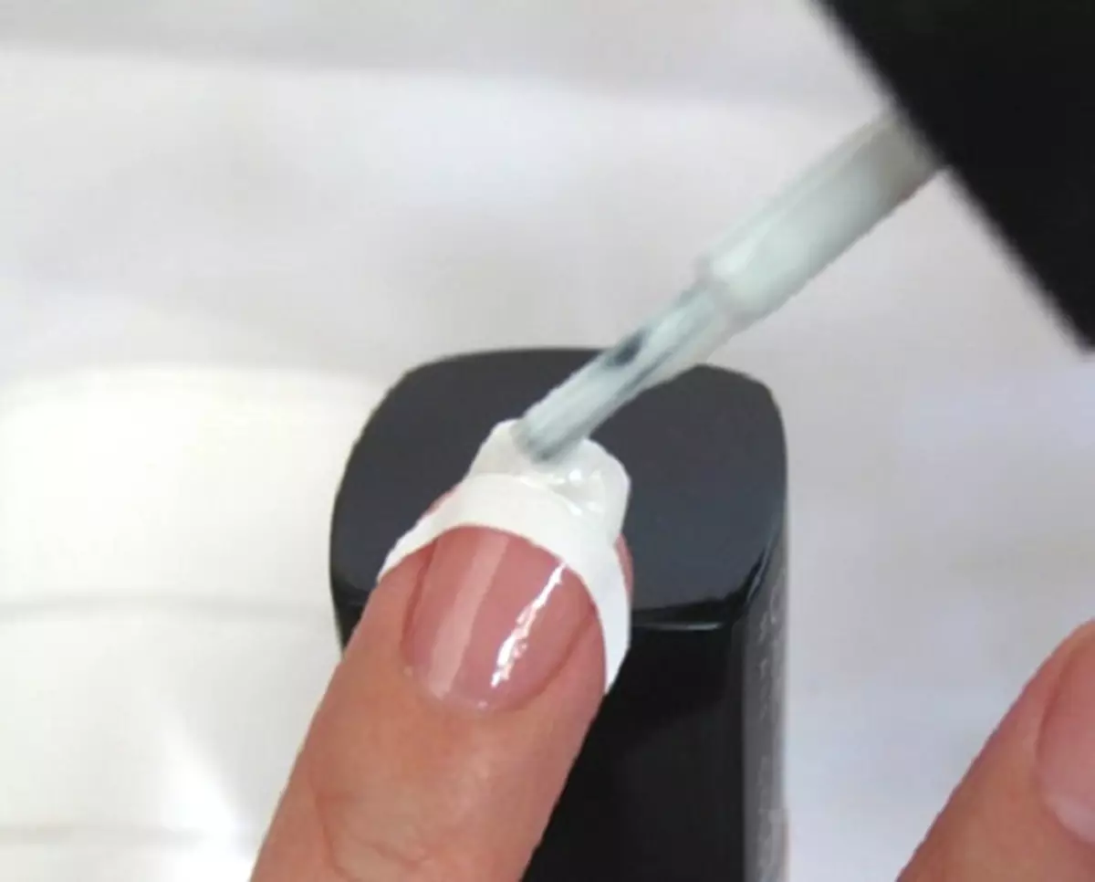 Francuski manicure żel-lakier (144 zdjęć): Jak zrobić w domu, nowe produkty i modne opcje powlekania 2021. White Reverse francuski na naturalnych paznokciach 24246_132