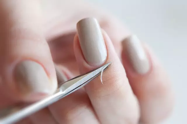 Francuski manicure żel-lakier (144 zdjęć): Jak zrobić w domu, nowe produkty i modne opcje powlekania 2021. White Reverse francuski na naturalnych paznokciach 24246_97