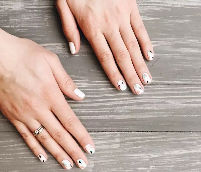 Simple drawings on nails with gel varnish for beginners (99 photos): How to draw simple patterns at home? The easiest manicure options 24251_25