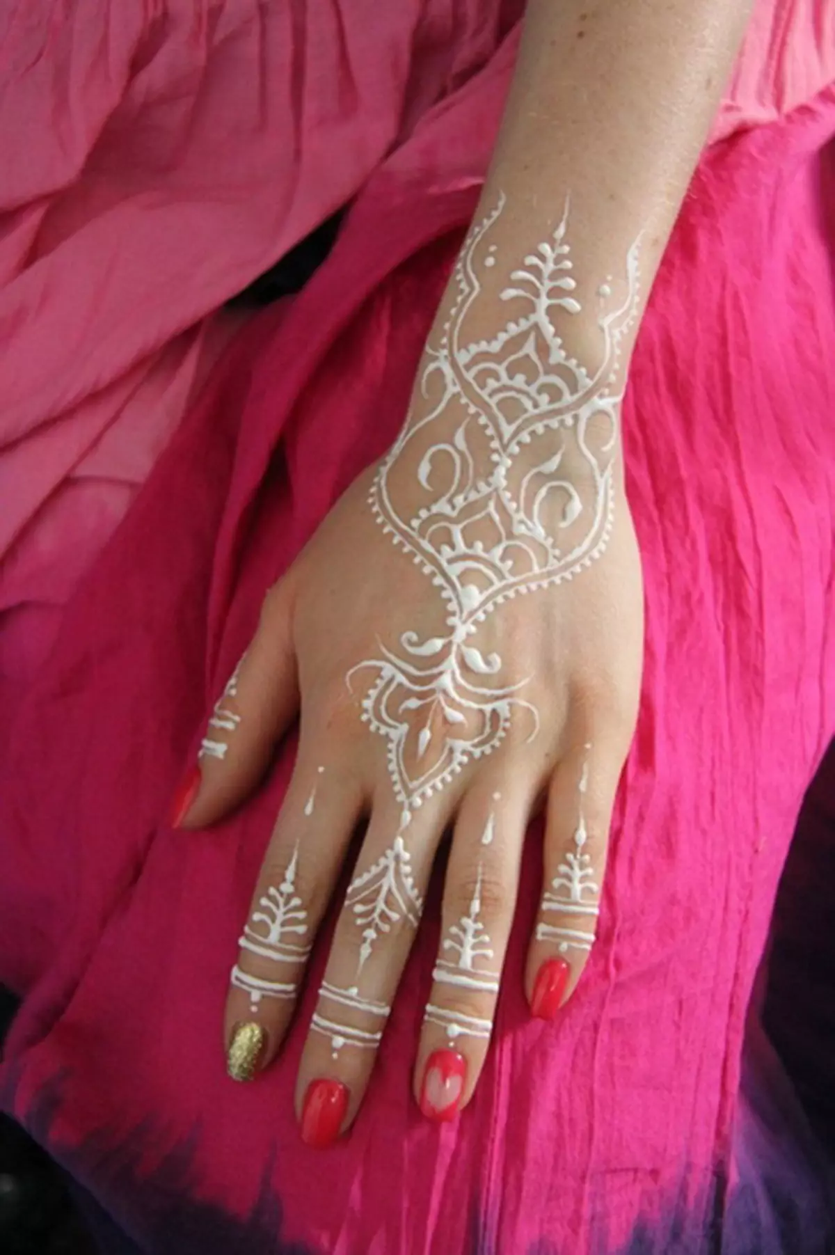 manicure Wedding gel, varnish (44 photos): ແນວຄວາມຄິດສໍາລັບການອອກແບບຕະປູຂອງ bride ໄດ້ໄດ້ 24258_38