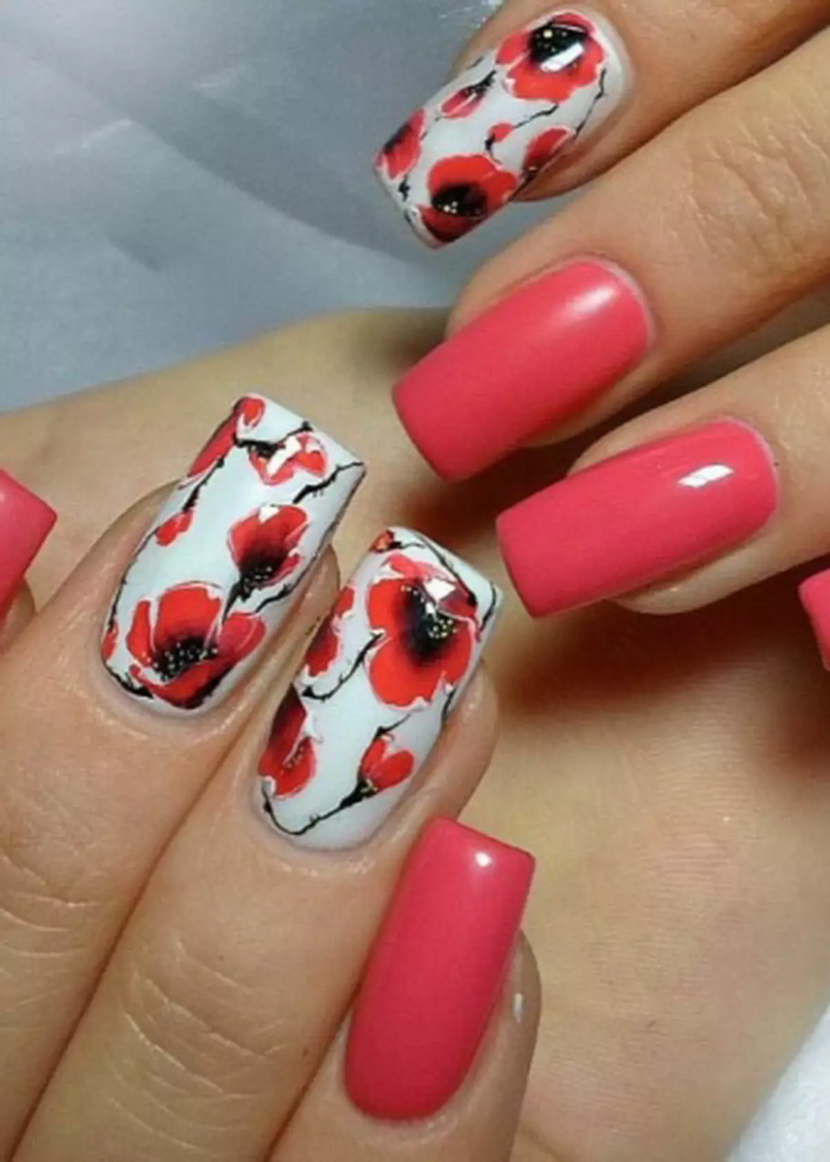 Flors en les ungles amb laca de gel (63 fotos): com dibuixar roses a pas gela-laca humida a pas? Idees de disseny de manicura 24259_31