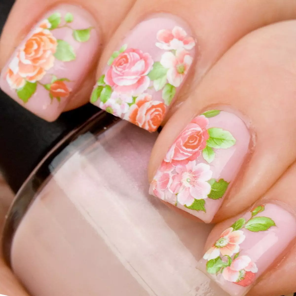 Flors en les ungles amb laca de gel (63 fotos): com dibuixar roses a pas gela-laca humida a pas? Idees de disseny de manicura 24259_42