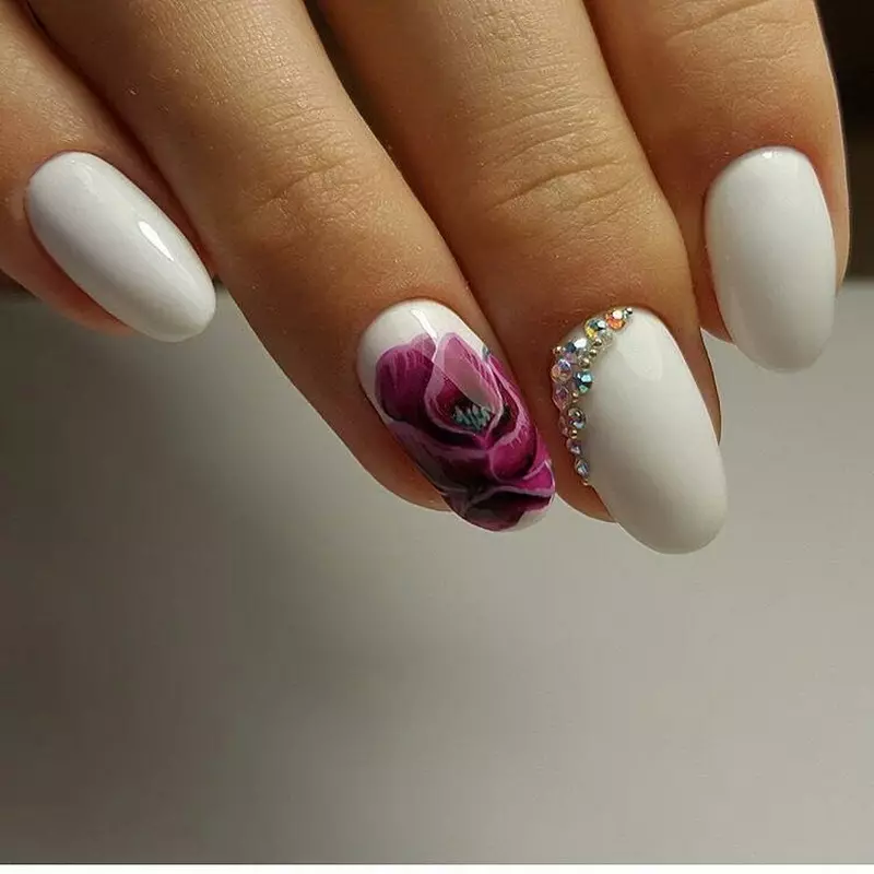 Flors en les ungles amb laca de gel (63 fotos): com dibuixar roses a pas gela-laca humida a pas? Idees de disseny de manicura 24259_46