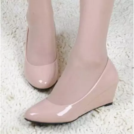Pantofi lăcuite bej (56 fotografii): Ce să purtați modelele lacuite pentru femei 2428_42