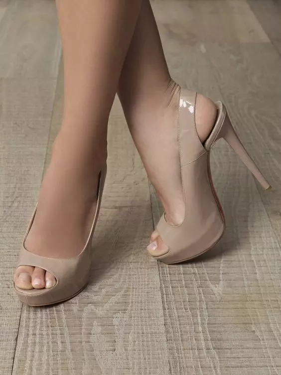 Pantofi lăcuite bej (56 fotografii): Ce să purtați modelele lacuite pentru femei 2428_47