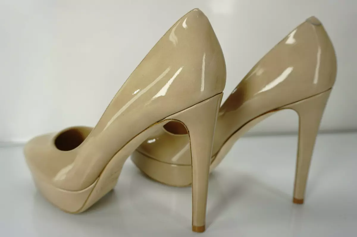 Beige lakirane cipele (56 fotografija): Što nositi ženske lakirane modele 2428_48