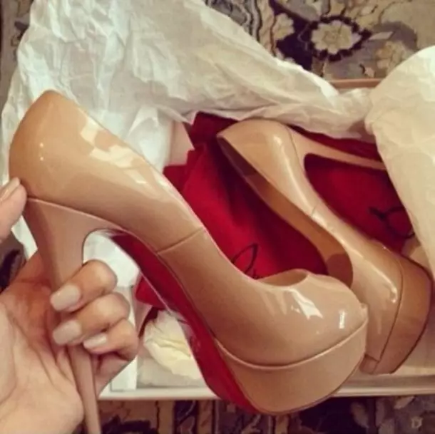 Pantofi lăcuite bej (56 fotografii): Ce să purtați modelele lacuite pentru femei 2428_50