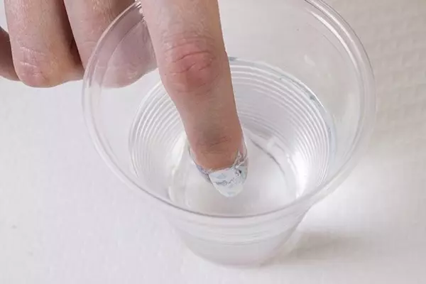 Bagaimana untuk membuat gel-varnis manicure 