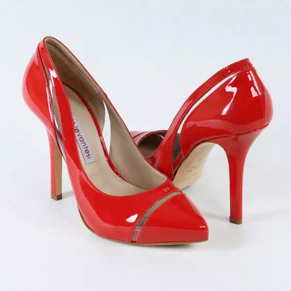 Zapatos rojos de barniz (56 fotos): Qué usar los botes lacados de las mujeres y los modelos de horquilla 2432_31