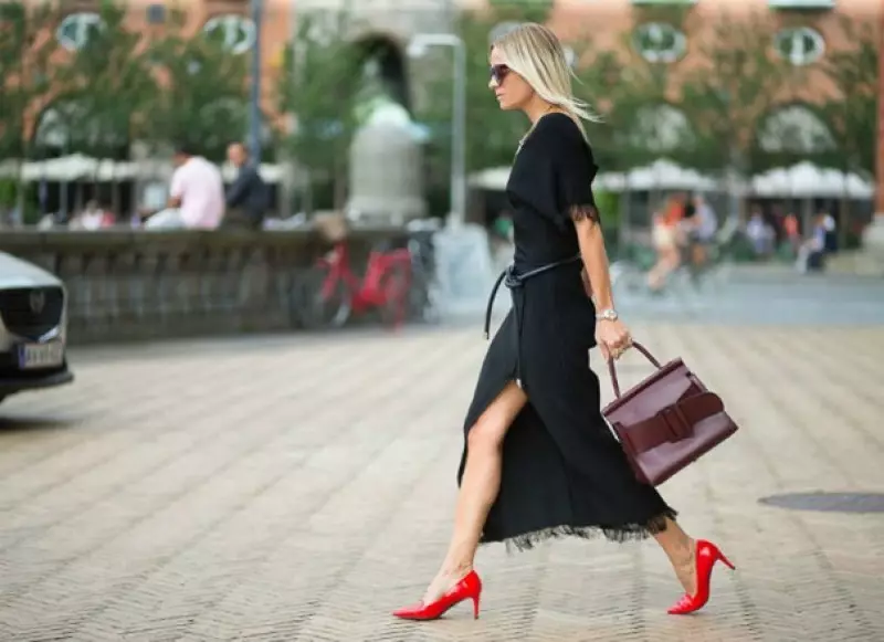 Zapatos rojos de barniz (56 fotos): Qué usar los botes lacados de las mujeres y los modelos de horquilla 2432_35