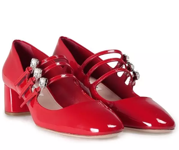 Lakk røde sko (56 bilder): Hva å bære kvinners lakkerte båter og hårnålmodeller 2432_43