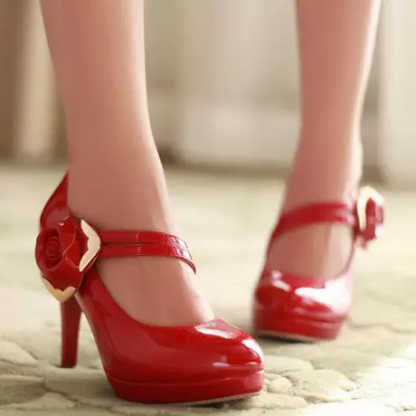 Zapatos rojos de barniz (56 fotos): Qué usar los botes lacados de las mujeres y los modelos de horquilla 2432_44